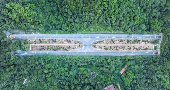 隧道群之间道路的航拍延时