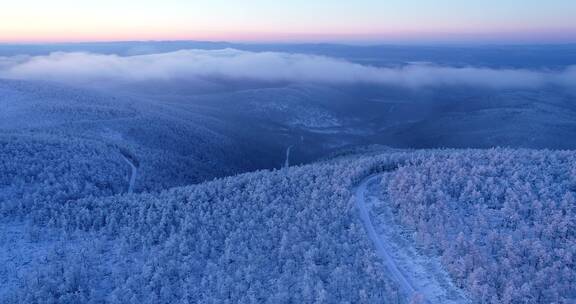 航拍大兴安岭黎明雪色山岭冷空气