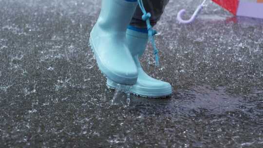 雨中跳跃的男孩脚步特写