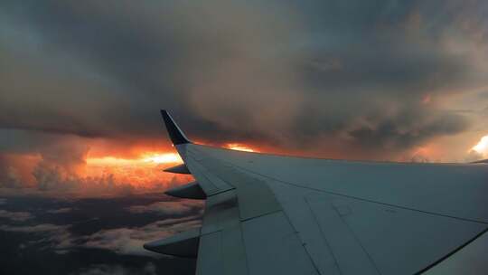 云层之上飞机舷窗外的傍晚自然风光视频素材模板下载