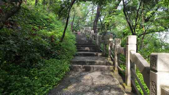 广西桂林景点叠彩山登山道路摩崖石刻