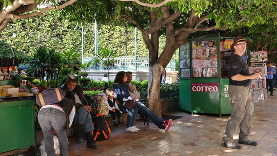 墨西哥公园长椅上休息的游客