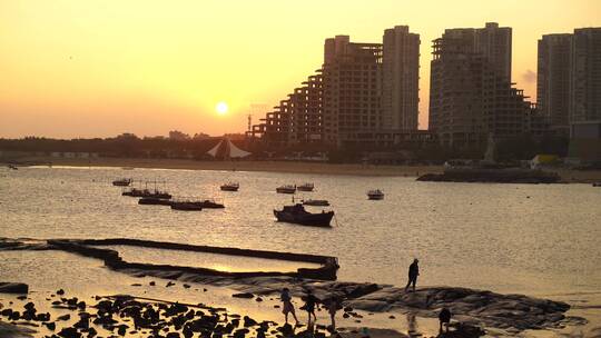 海边夕阳日落晚霞港口渔船安静唯美湖边岸边