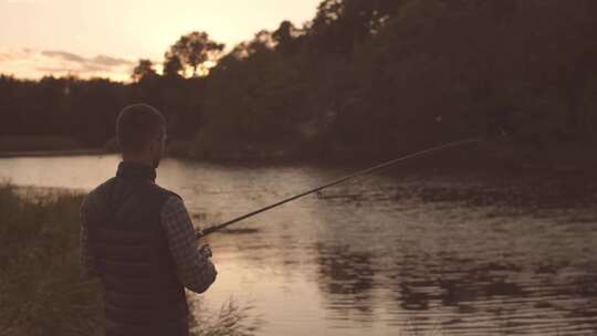 日落时男人在钓鱼视频素材模板下载