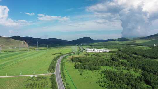 【航拍】草原天路  草原公路上行驶的汽车