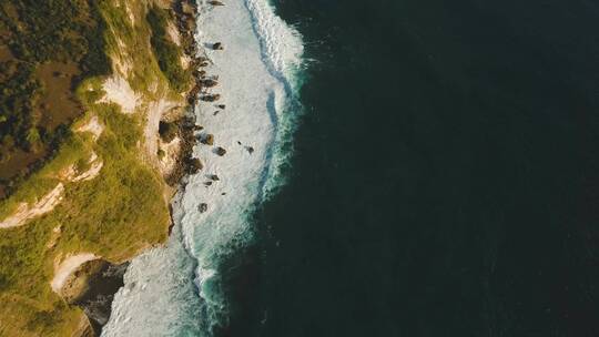 巴厘岛的岩石海岸线鸟瞰图