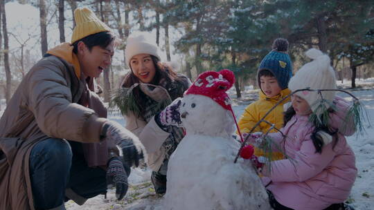 快乐家庭在雪地里堆雪人视频素材模板下载