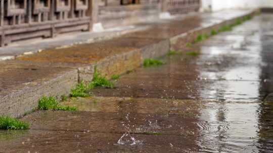 江南中式古典园林屋檐冰雪融化水滴激起水花