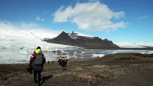 探险家在冰岛徒步旅行