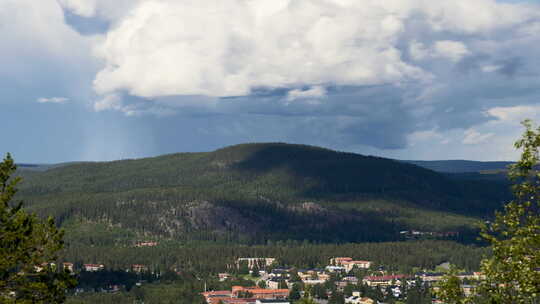 瑞典北部一座小圆顶山的延时摄影。