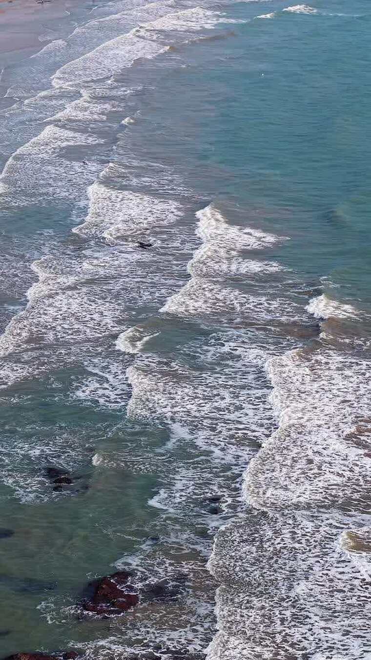 海滩上的海浪航拍慢动作视频