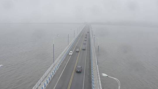 庄河大桥上的婚车车队DLOG视频素材模板下载