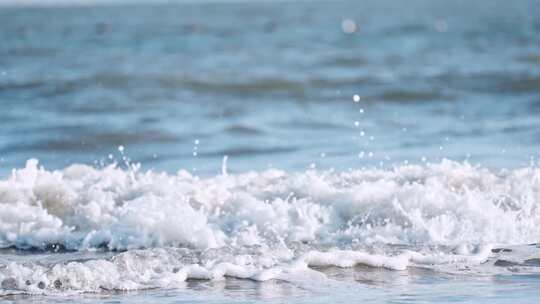 海边海浪拍打特写