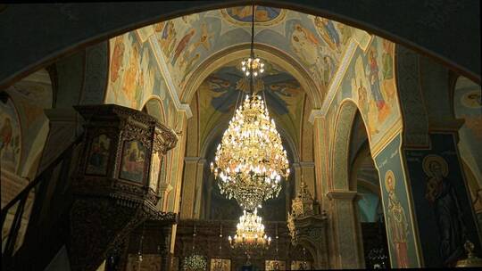 精美的东正教堂内部装饰绘画