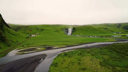 4K无人机，空中电影拍摄冰岛广角绿色景观