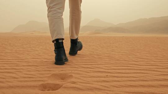 沙漠孤独前行脚步特写