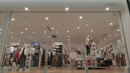 优衣库商场品牌服装实体店延时摄影视频素材模板下载