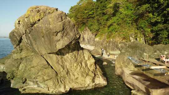 洛基海滩的夏日与高石和游泳者