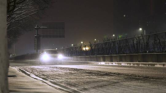 城市雪夜街道汽车行驶缓慢升格