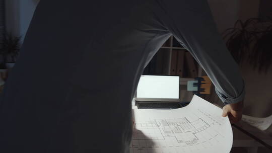 建筑师在绘制建筑平面图