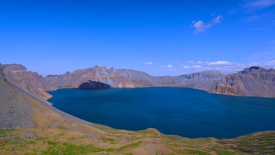 长白山火山口天池湖泊秋天景色唯美自然风光