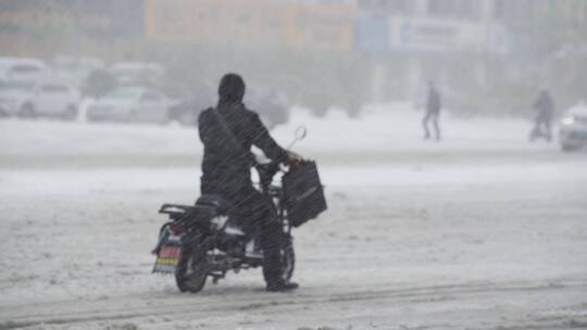 城市大雪交通