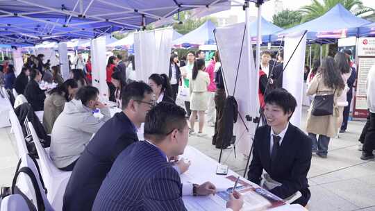 高校大学校园招聘会双选会大学生应聘