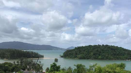 多云天气下的山林湖泊风景