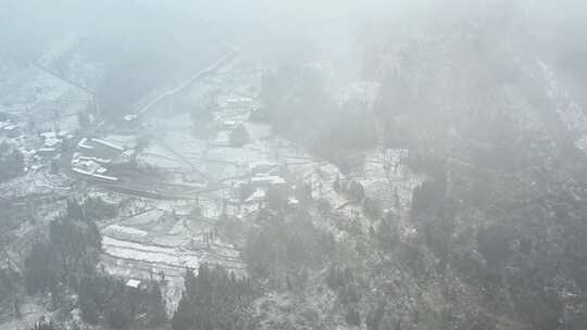 大自然寒潮冬天下雪的村庄田野航拍风景