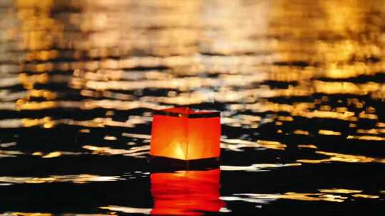 许愿灯漂浮在湖水中