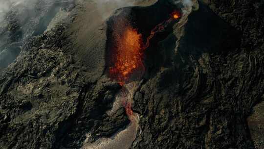 白天从活火山喷发出来的熔岩壮观的空中俯瞰。