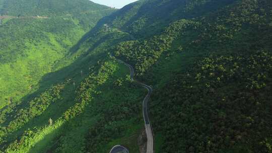 绿水青山盘山公路新农村