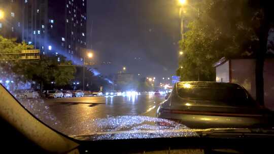 雨中夜晚，透过后视镜的公路视频素材模板下载