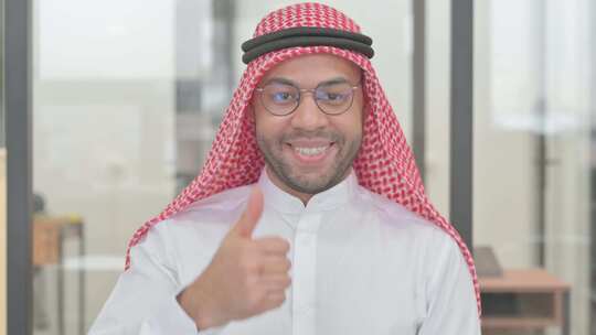 竖起大拇指的阿拉伯青年肖像视频素材模板下载