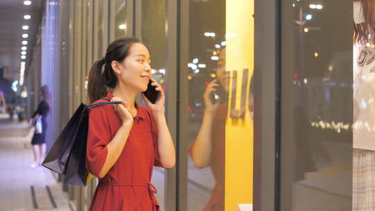 亚洲中国女性在商场玩手机互联网沟通视频素材模板下载