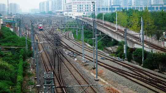 绿皮火车行驶在铁路