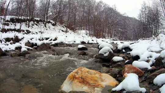 河里的雪