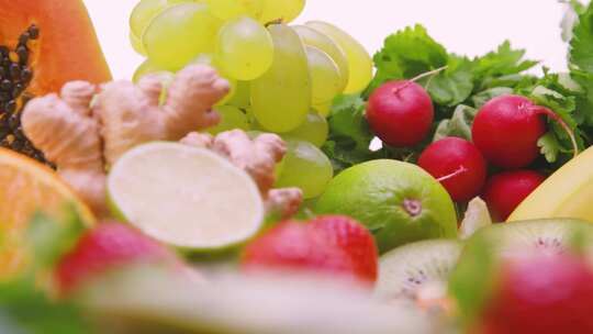 4K-餐桌上的新鲜水果和蔬菜