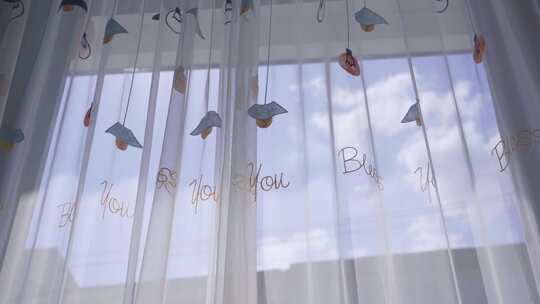 随风飘动的白纱窗帘