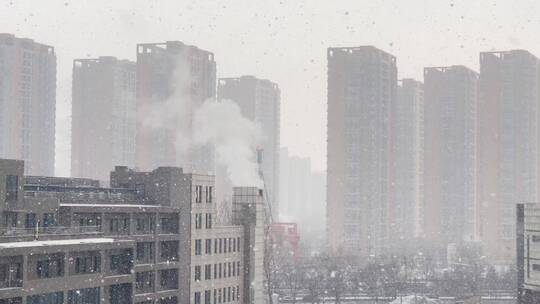 冬季里的城市灰色下雪雪中楼宇建筑烟筒 ~