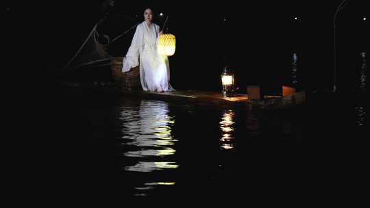 古装人物在漓江上挑起灯火视频素材模板下载