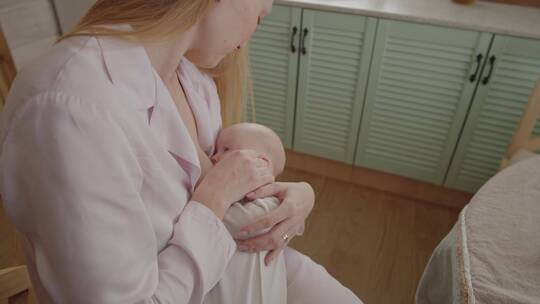 母亲母乳喂养婴儿视频素材模板下载