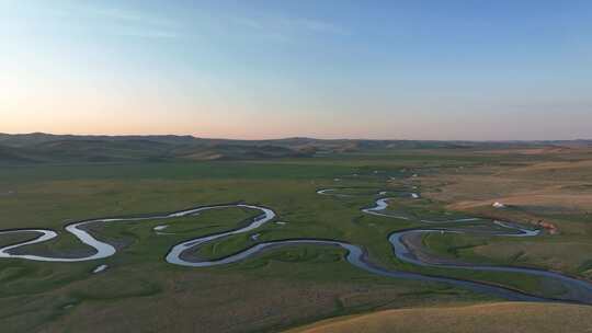 航拍草原蜿蜒的河流暮色视频素材模板下载