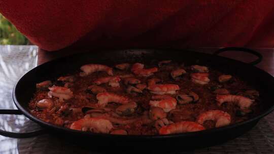 在炉子上烹饪传统西班牙海鲜饭