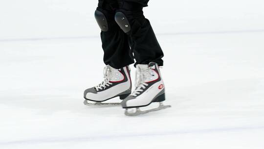 在“冰丝带”国家速滑馆滑冰的人物脚部特写
