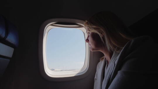 女人看向飞机窗外