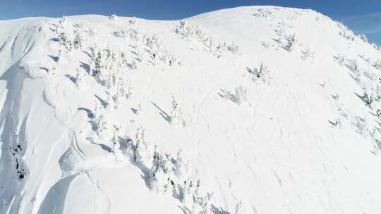 被雪覆盖的高山