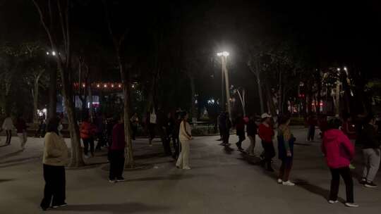城市夜景广场小区公园跳舞锻炼身体的人下摇