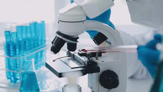 医学技术人员在实验室使用显微镜