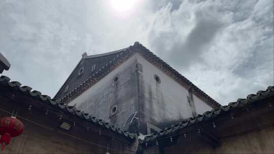 风景中国民俗古建筑客家围龙屋角楼仰拍天空